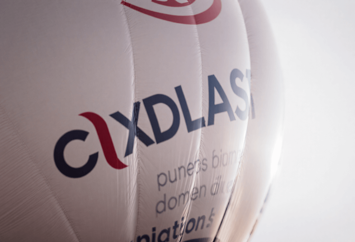 Gros plan sur un ballon volant avec logo imprimé